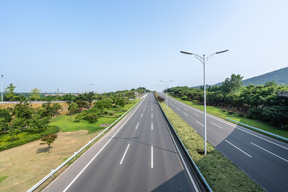 Six-lane highway corridor